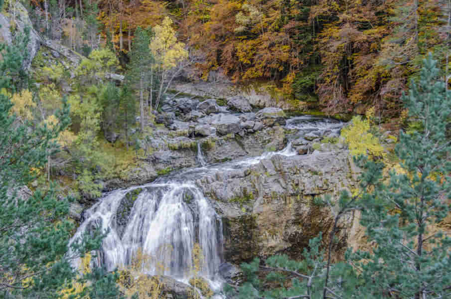 Huesca - parque nacional de Ordesa y Monte Perdido - valle de Ordesa 35 - cascada de Arripas.jpg
